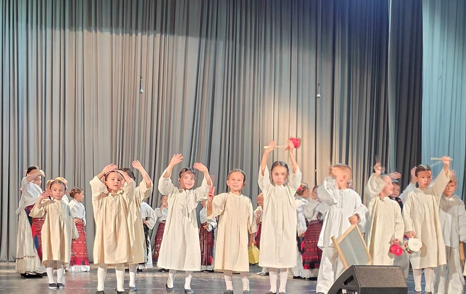 DJECA PJESMOM, PLESOM I TRADICIJOM SPAJAJU SRCA!